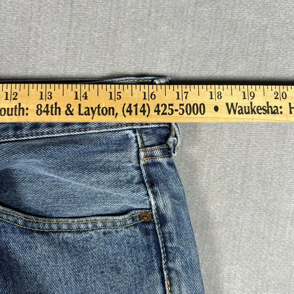 Levis 505 Regular Fit Straight Leg Jeans Mens 33x32 Medium Wash Blue Denim 00505